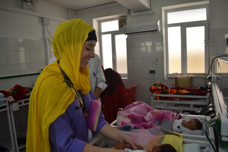 Kimberly, enfermera supervisora, examina a un bebé en la unidad de neonatos de la maternidad de MSF en Jost, Afganistán. 14 de octubre de 2019.