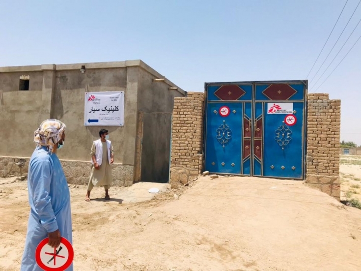 El 6 de julio, instalamos una clínica temporal para personas desplazadas por los intensos combates en los alrededores de la ciudad de Kunduz. © MSF