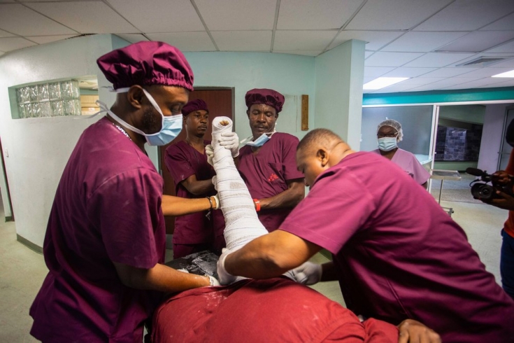 El equipo médico del hospital de Tabarre atiende a un paciente herido durante el terremoto.