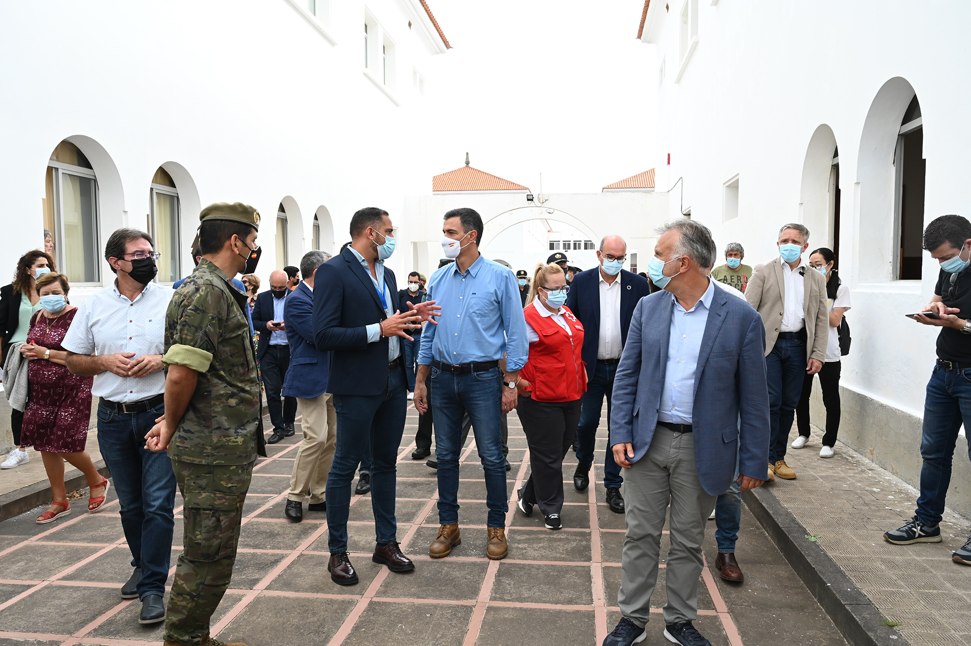 Pedro Sánchez durante la visita al centro de acogida de afectados