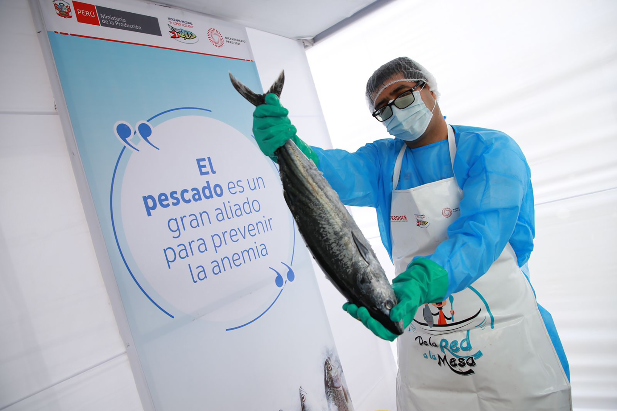 PERÚ: Presidente Castillo y madres de ollas comunes de Huaycán recorren feria del Programa Nacional “A comer pescado”