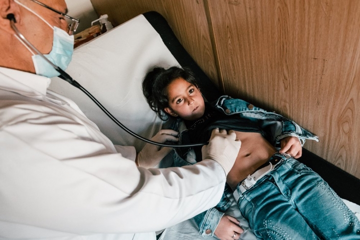 Un médico examina a Fatima, de seis años, que padece una infección respiratoria. 