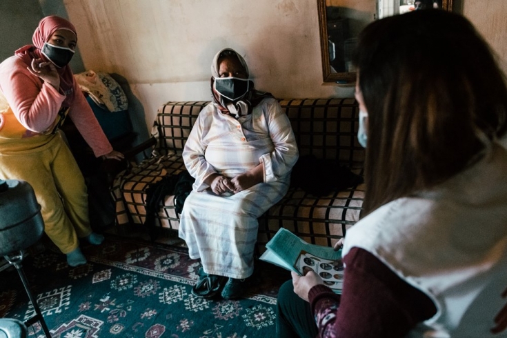 Un equipo de MSF visita a Fatima en su casa para comprobar su estado de salud.