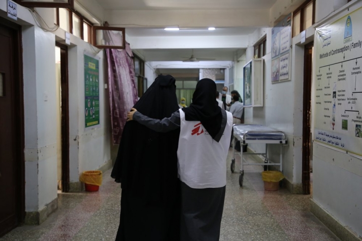 Taqwa, comadrona, ayuda a camina a una madre tras pasar por una cesárea para dar a luz a su hija en el hospital de Al-Jamhouri de la ciudad de Taiz.