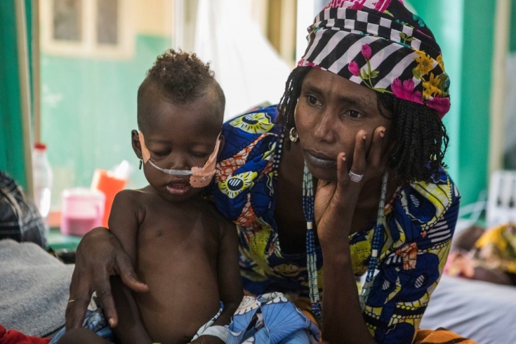 Una mujer cuida de su hijo en el hospital de Gwoza, gestionado por MSF. 