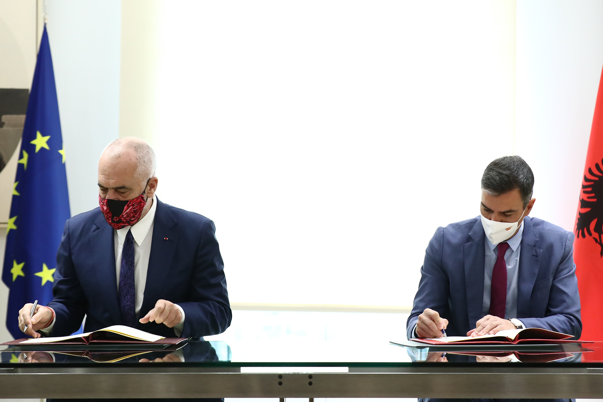 Pedro Sánchez y Edi Rama durante la firma de acuerdos