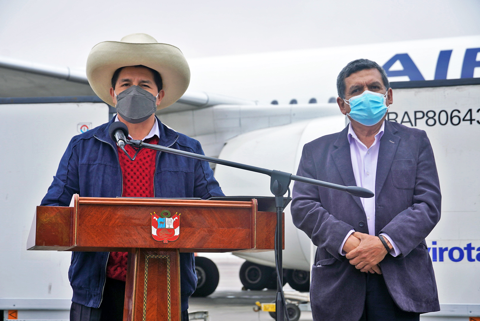 Presidente Castillo inspecciona llegada de más de 2.5 millones de vacunas Sinopharm para seguir inmunizando a la población