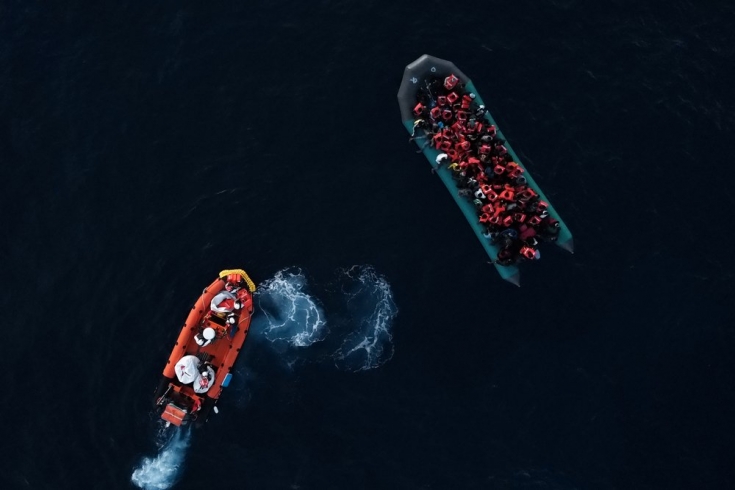 La madrugada del 23 de octubre, una lancha con 95 personas a bordo, estaba a punto de ser interceptada por la Guardia Costera Libia. Los equipos de MSF llegaron a tiempo para llevar a cabo el rescate con seguridad.