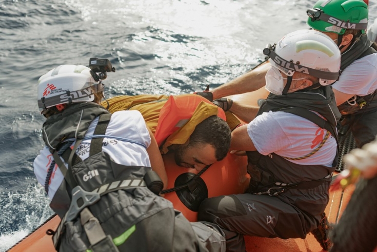 Uno de los supervivientes de un rescate llevado a cabo el 23 de octubre. Viajaba en un barco de madera con 100 personas a bordo.