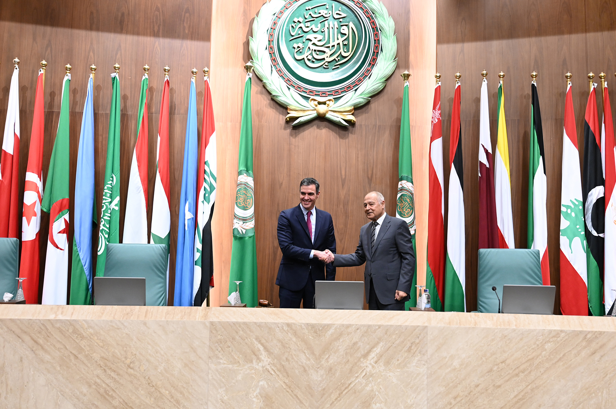 Pedro Sánchez junto al secretario general de la Liga Árabe, Ahmed Aboul Gheit