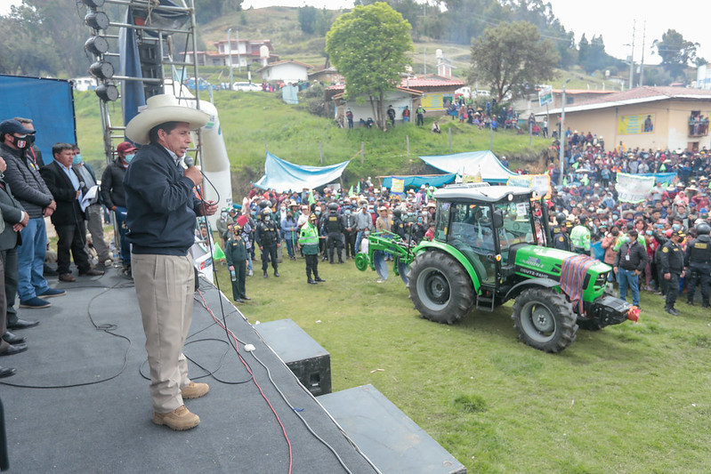 PERÚ: Presidente Castillo entrega 11 tractores para incrementar productividad de agricultores de Cajamarca