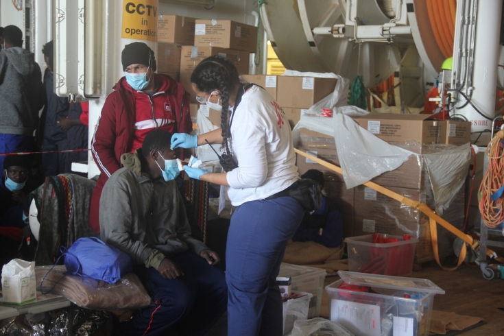 Kira, comadrona de MSF a bordo del Geo Barents, asiste a un superviviente del rescate del 22 de diciembre.