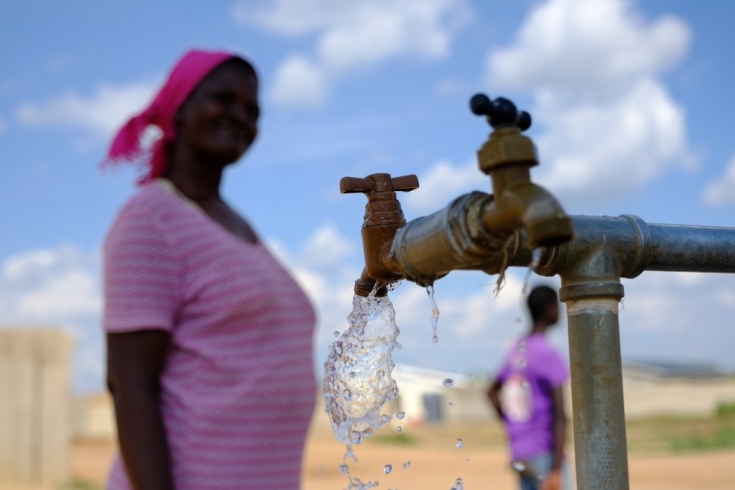 El agua potable fluye ahora en el asentamiento informal de Stoneridge, en el sur de Harare. Después de un brote de cólera, instalamos un pozo solar y sensibilizamos al centro de salud comunitario local. 