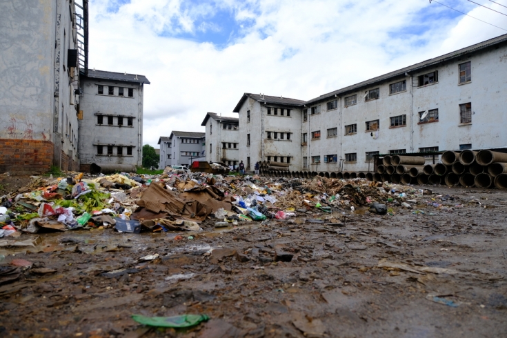 La gestión de residuos sigue siendo compleja en áreas densamente pobladas, como Mbare.