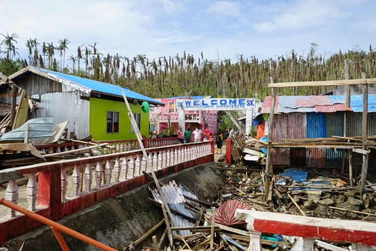 En Barangay Catadman, una isla periférica de la ciudad de Surigao, los escombros aún permanecen en las calles y en las aguas. Ha pasado más de un mes desdde el tifón Rai, y aún no hay electricidad.