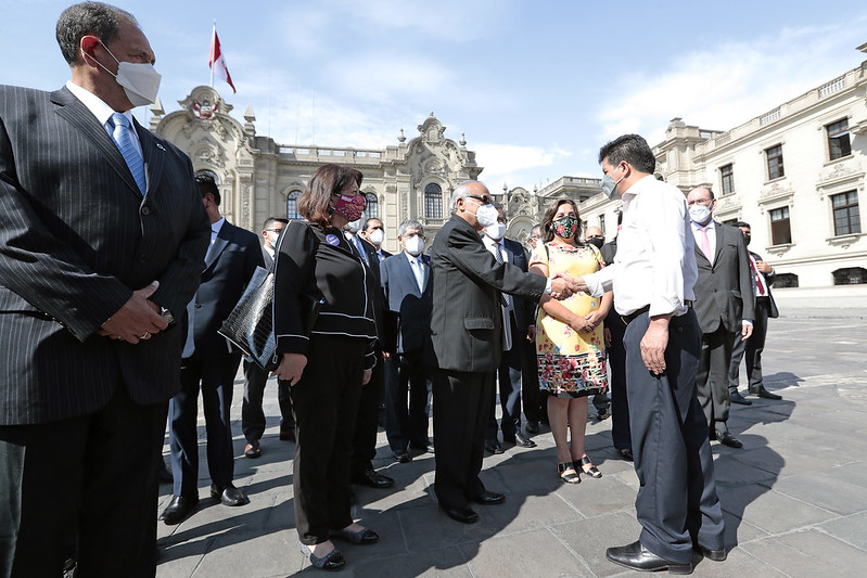 Presidente Castillo acompaña hasta la puerta de palacio de gobierno al gabinete ministerial