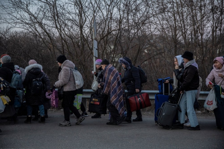 Cada día miles de ucranianos llegan a Eslovaquia - traumatizados y exhaustos