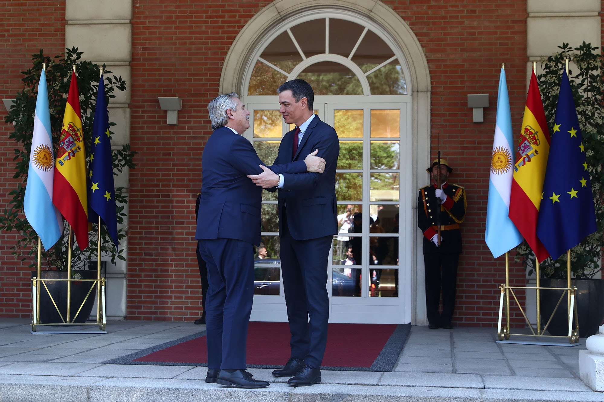 Pedro Sánchez y Alberto Fernández se saludan