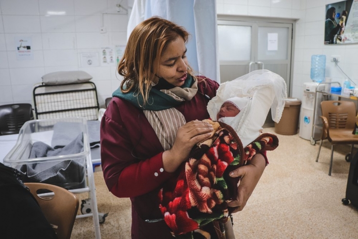 Shazia trabaja como gestora de actividades de las comadronas en la maternidad de MSF de Al Amal. Aquí está cuidando de un recién nacido llamado Rivan.