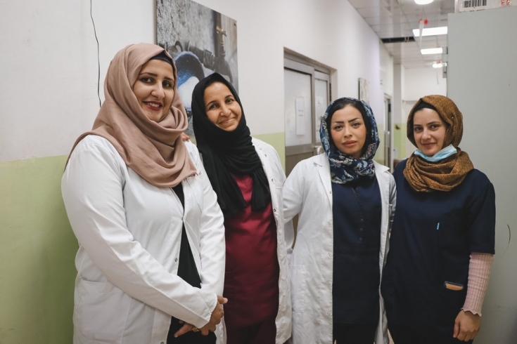 Rahma, matrona supervisora, en el pasillo de la maternidad de MSF de Al Amal con sus compañeras Nadwa, Zaman y Marwa, todas comadronas.