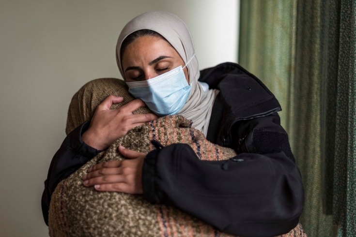 Yasmeen Jabari,traductora médica de MSF, abraza a Raghda, que fue paciente en la clínica de salud mental de MSF en Hebrón