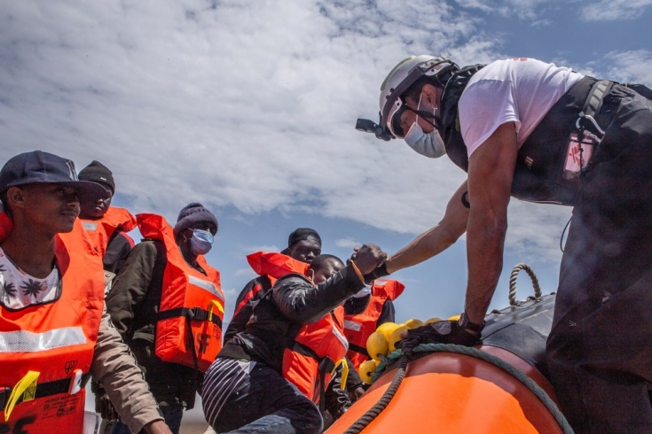 El 10 de mayo rescatamos a 59 personas de una lancha en peligro. Entre los supervivientes había dos personas que viajaban con extremidades rotas.