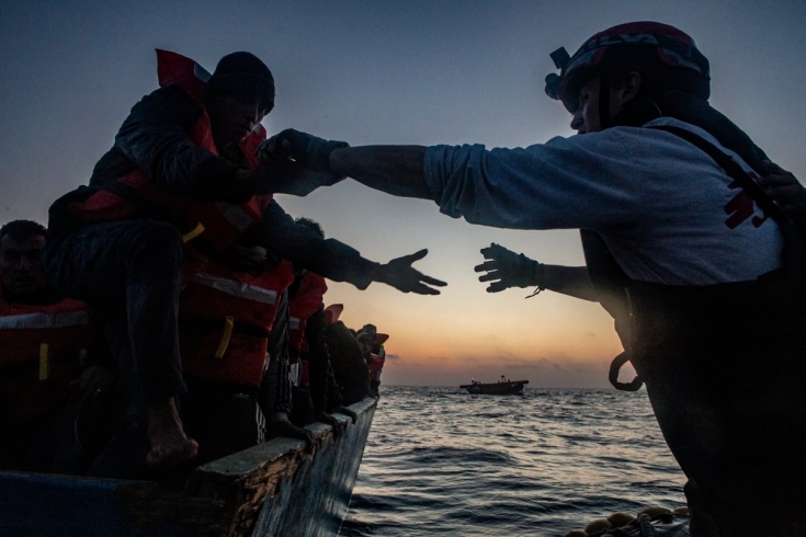 La noche del 11 de mayo rescatamos a 67 personas de un barco de madera con peligro de hundirse en la zona de rescate maltesa.