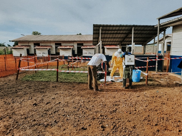 A un trabajador del centro de tratamiento de Ébola de Wangata le desinfectan el equipo en la zona de descontaminación. Mbandaka, RDC.