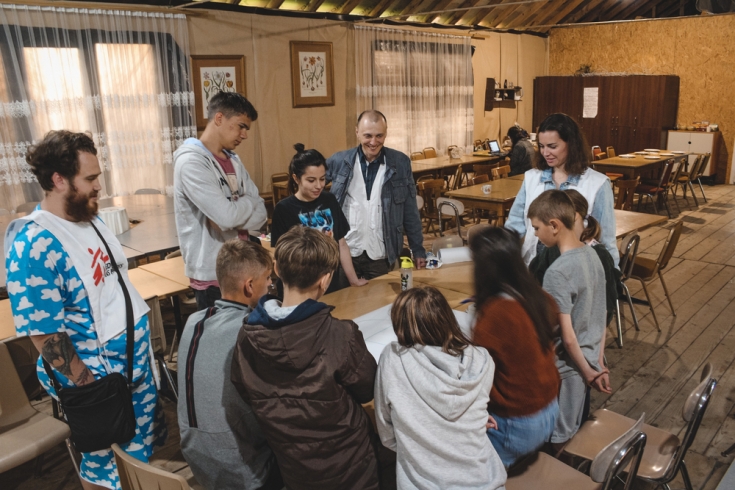 Yevhenia Stupnik, psicóloga de MSF, en una sesión grupal con niños en Berehove.
