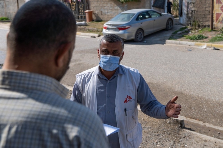 Promotor de salud de MSF durante una sesión de promoción de salud con un residente de uno de los barrios de Hawija.