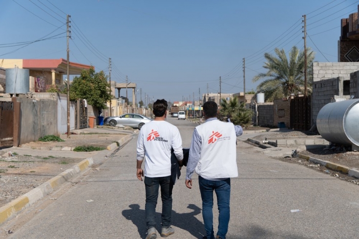  Promotores de salud de MSF en uno de los vecindarios del distrito de Hawija durante sus actividades de visitas diarias a las casas para difundir mensajes sobre educación de salud y sensibilizar a las personas.