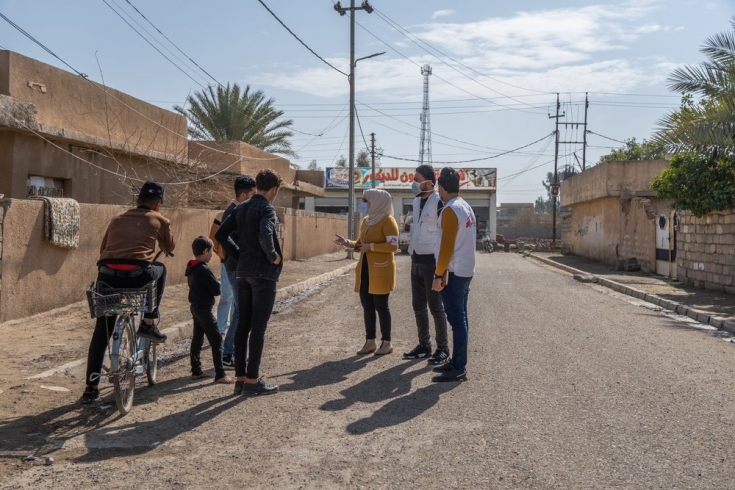 Promotores de salud y de salud mental de MSF brindando una sesión eductativa a un grupo de jóvenes en uno de los barrios de la ciudad de Abbasi.