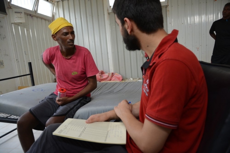 John durante una consulta con un médico de MSF en el centro de detención libio de Gharyan al-Hamra. Tenía tuberculosis y había sido encerrado en un contenedor durante meses sin acceso a atención médica.