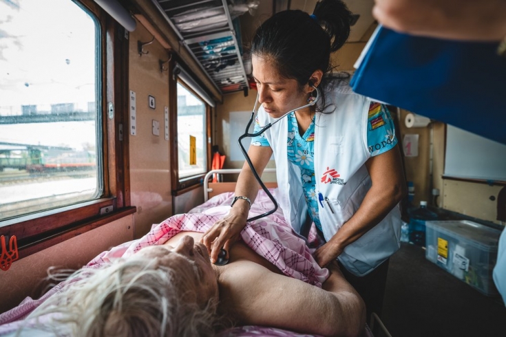 La doctora Guadalupe García chequea a un paciente a bordo del tren medicalizado de MSF