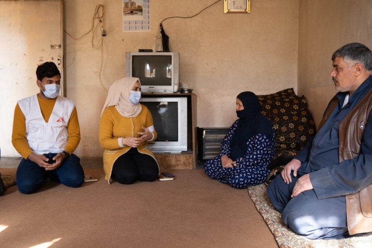 Amira y Sufyan, del equipo de promoción de salud mental, brindando una sesión de concienciación a una familia en el subdistrito de Al-Abbasi sobre salud mental y los servicios que MSF brinda en la clínica de enfermedades no contagiosas..