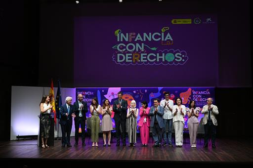 Foto de familia tras el acto en el que ha intervenido el presidente del Gobierno, Pedro Sánchez