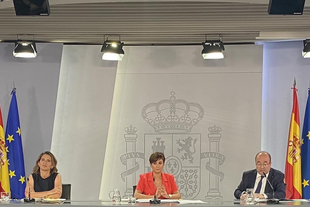 La vicepresidenta Teresa Ribera, la ministra Isabel Rodríguez y el ministro Miquel Iceta comparecen tras el Consejo de Ministros
