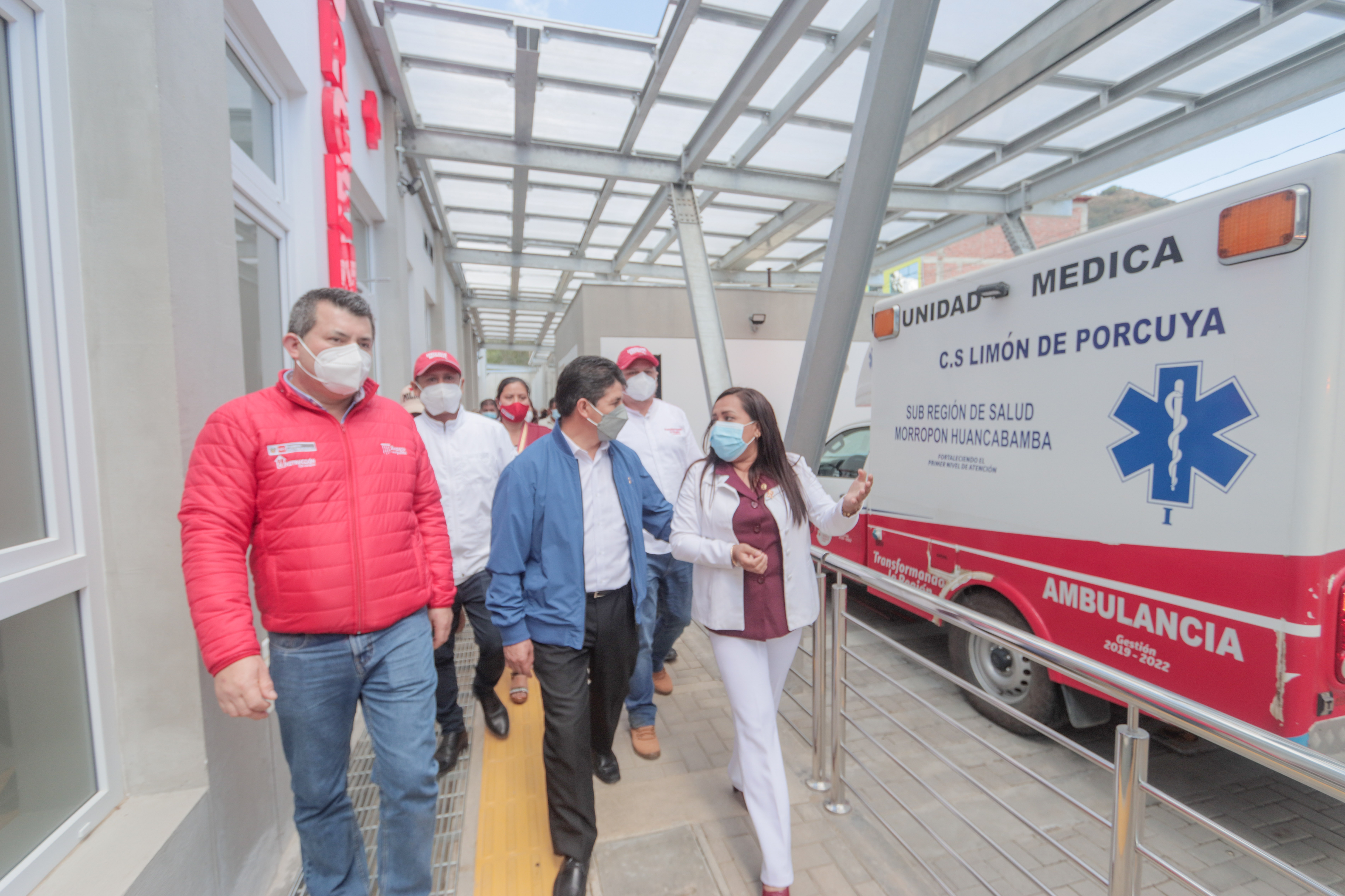 Presidente Castillo entrega 30 ambulancias equipadas al Minsa para fortalecer el primer nivel de atención en hospitales y centros médicos
