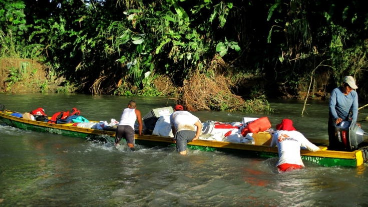 Equipo de emergencias de MSF viaja en lancha en el Chocó, Colombia.
