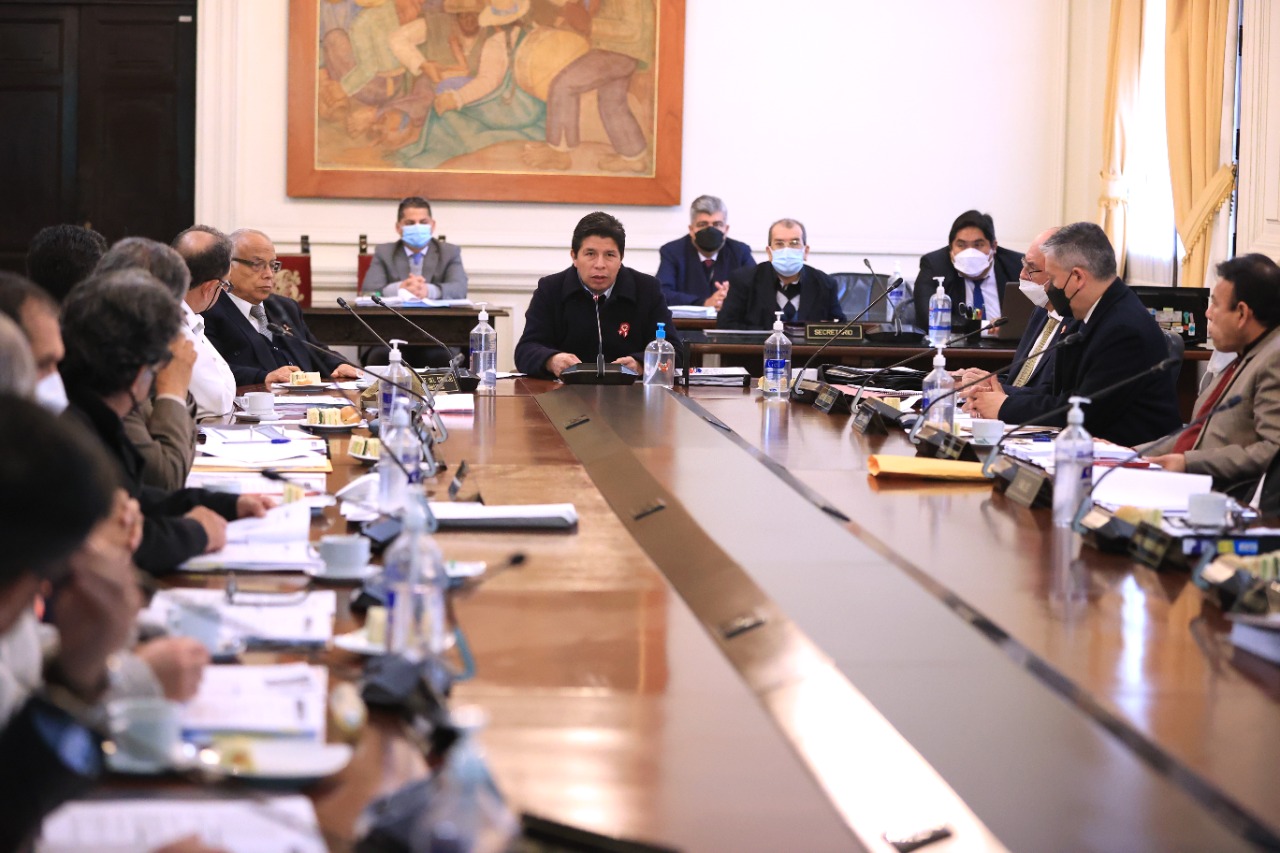 PERÚ: Presidente Castillo evalúa acciones para garantizar abastecimiento de combustibles en sesión de Consejo de Ministros