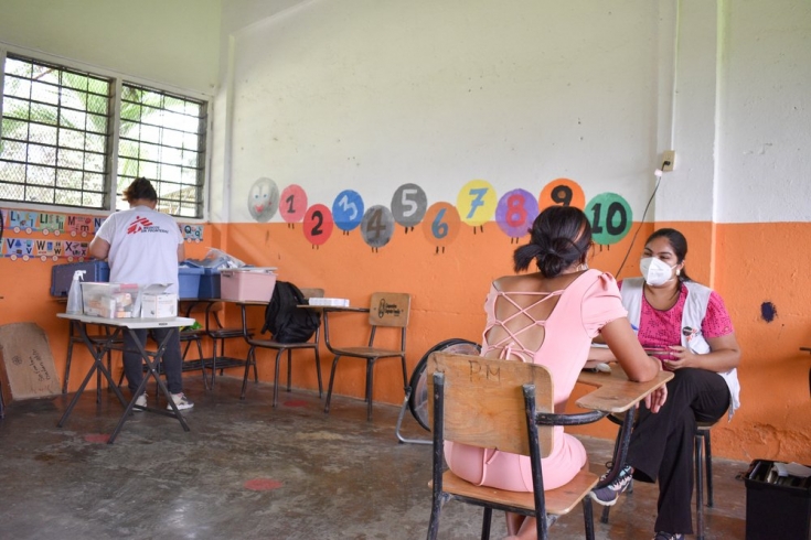 Una de las doctoras del equipo móvil de Choloma brinda una consulta de seguimiento a una usuaria en un salón de la escuela ubicada en la comunidad de Los Caraos.