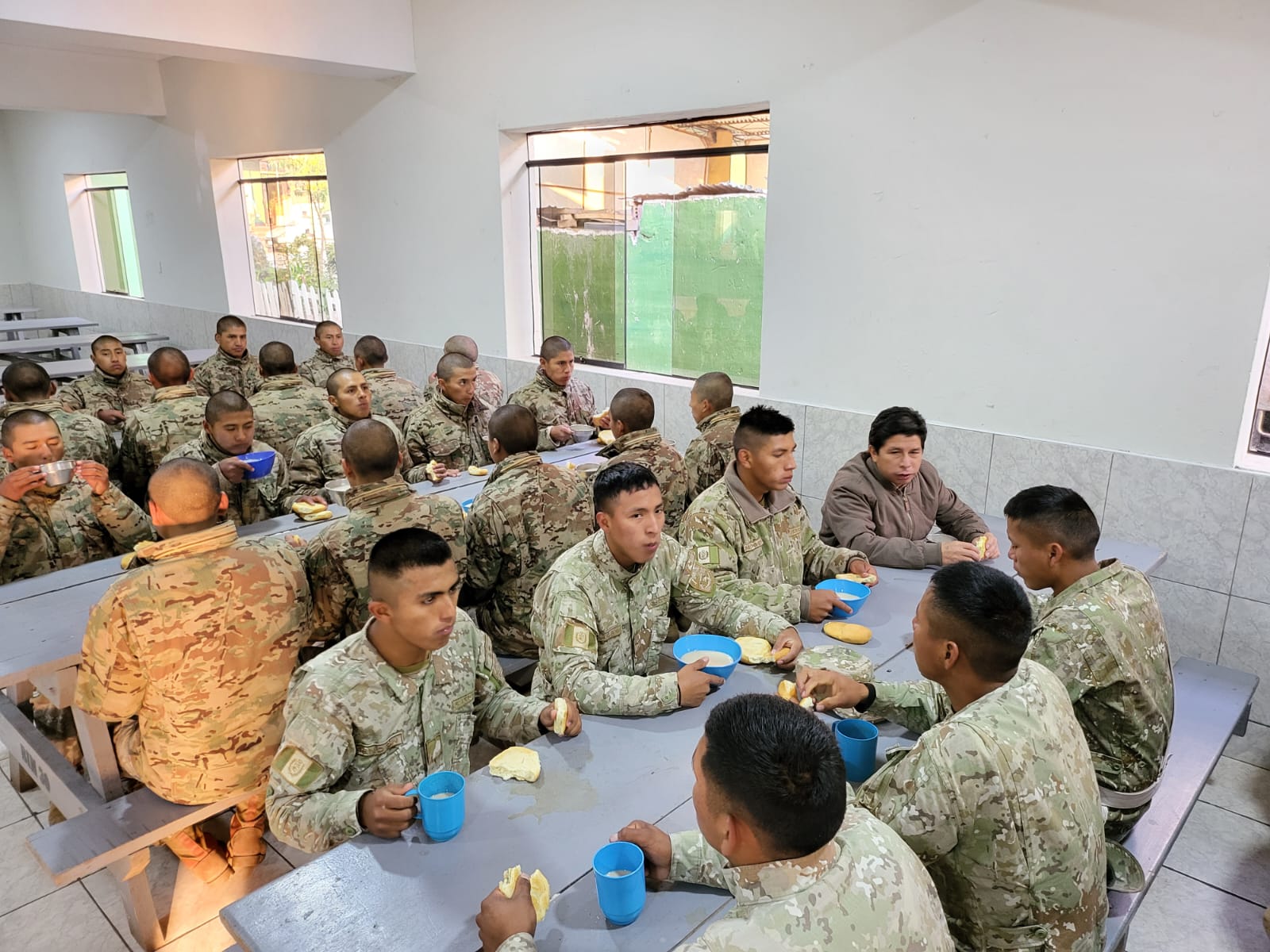 PERÚ: Presidente Castillo recorrió cuartel Agustín Gamarra en Cusco y compartió desayuno con las tropas