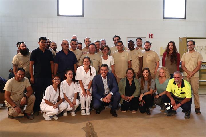 Foto de familia del presidente del Gobierno y el personal de la fábrica de CAROB