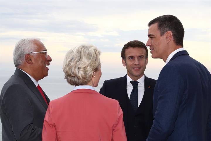 mEl presidente del Gobierno, junto a António Costa, Ursula von der Leyen y Enmanuel Macron