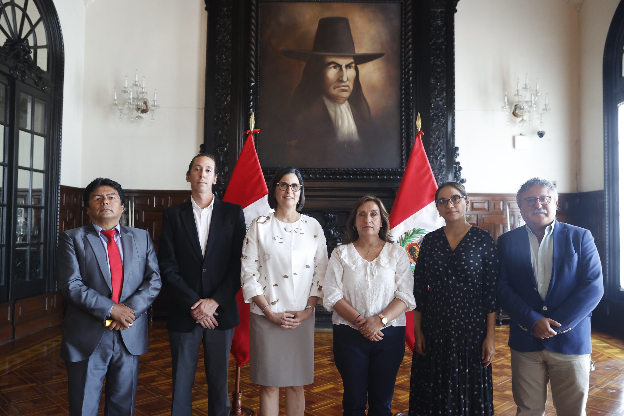 Presidenta Boluarte garantiza respeto a la libertad de expresión y plena transparencia, en reunión con la prensa