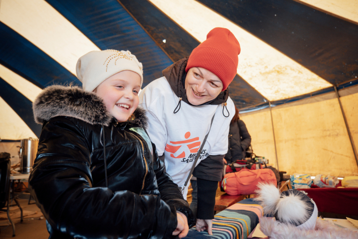 Adelina Ciumac, de Tudora, y Olena Starovoitova, de Cuciurgan, son trabajadoras comunitarias de MSF, y ayudan a la gente con información general y apoyo emocional.