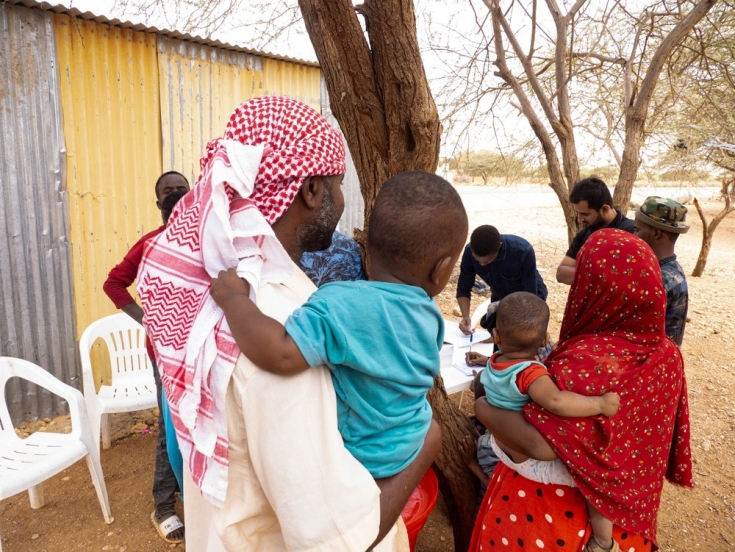 Un grupo de padres llevan a sus hijos a que sean vacunados contra el sarampión en Burao, Somalilandia.