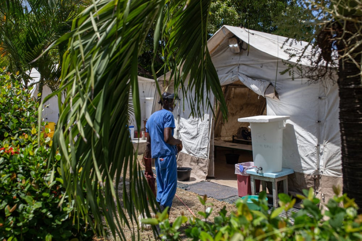 Centro de tratamiento de cólera de Cité Soleil: un higienista comprueba regularmente la disponibilidad de agua clorada a la entrada de las tiendas. Haití, octubre de 2022.