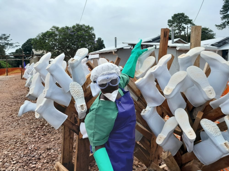Un higienista cuelga las botas para que se sequen tras ser descontaminadas por los higienistas del Centro de Tratamiento del Ébola de Mubende.