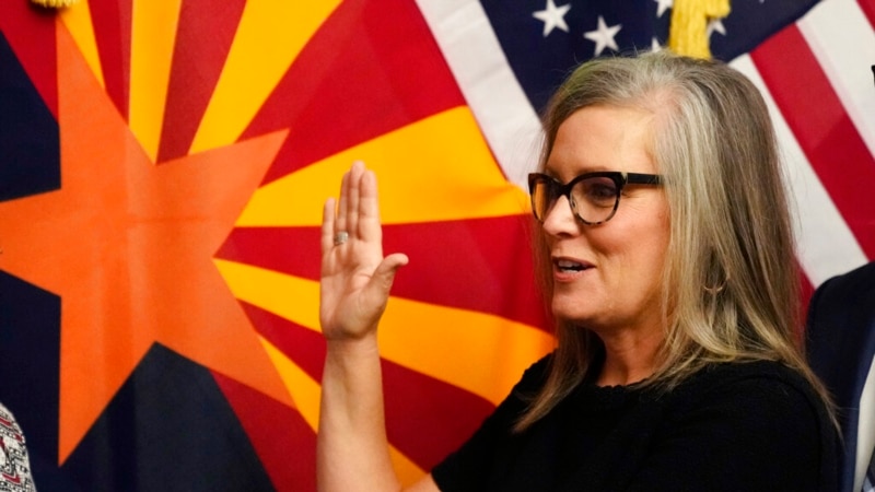 La demócrata Katie Hobbs asume el cargo de gobernadora de Arizona